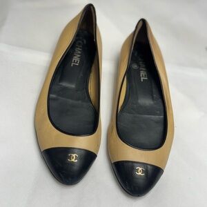 CHANEL Two-Tone Tan and Black Cap-Toe Ballet Flats